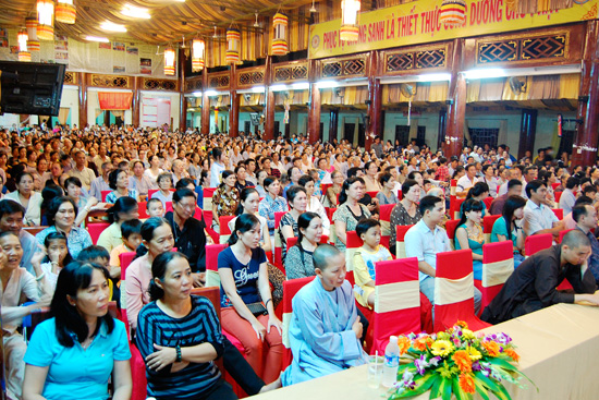 Kiên Giang: Hơn 2000 người dự buổi chiếu phim “Cuộc đời Đức Phật”