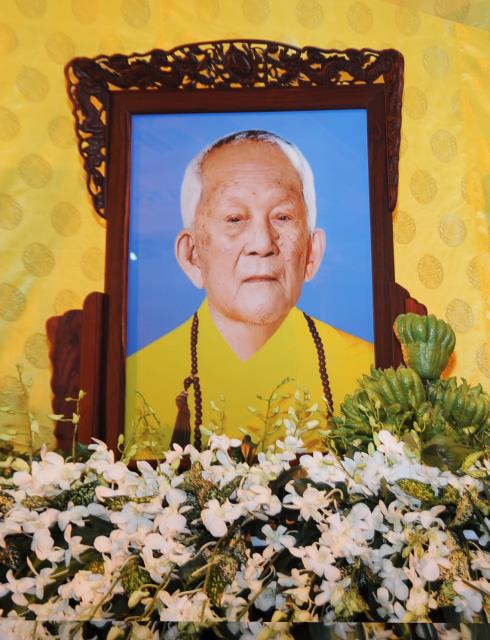 Chùm ảnh: Lễ nhập kim quan và phát tang ĐLHT Thích Trí Tịnh