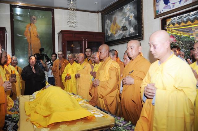 Chùm ảnh: Lễ nhập kim quan và phát tang ĐLHT Thích Trí Tịnh