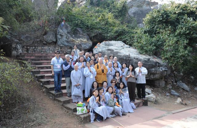 Đoàn Phật tử Hoa Kỳ, Cananda và Việt Nam hành hương đất Phật