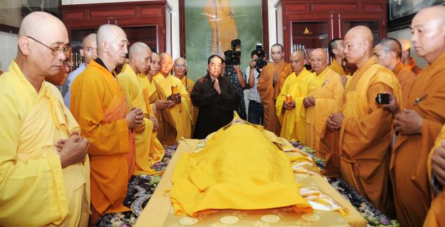 Chùm ảnh: Lễ nhập kim quan và phát tang ĐLHT Thích Trí Tịnh
