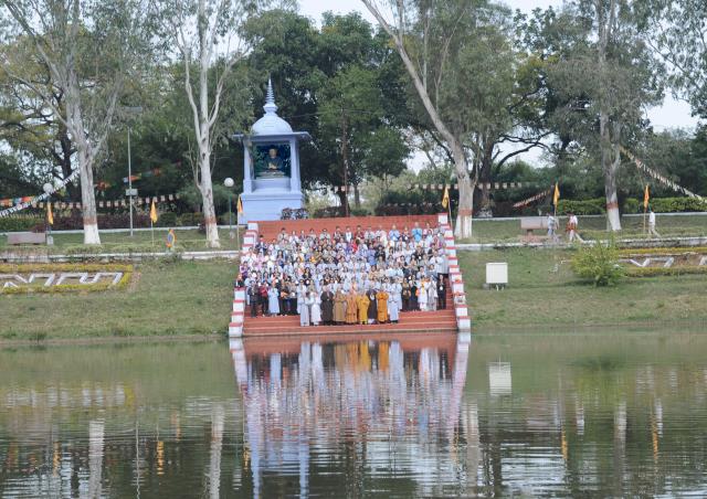 Đoàn Phật tử Hoa Kỳ, Cananda và Việt Nam hành hương đất Phật