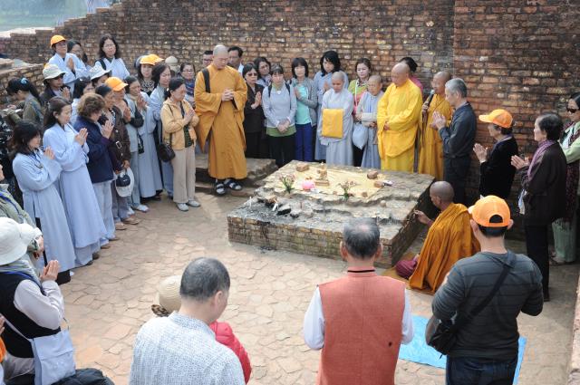 Đoàn Phật tử Hoa Kỳ, Cananda và Việt Nam hành hương đất Phật