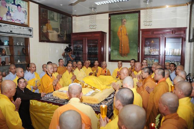 Chùm ảnh: Lễ nhập kim quan và phát tang ĐLHT Thích Trí Tịnh