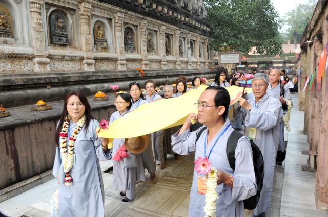 Đoàn Phật tử Hoa Kỳ, Cananda và Việt Nam hành hương đất Phật