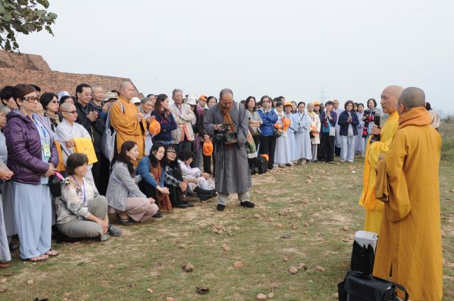 Đoàn Phật tử Hoa Kỳ, Cananda và Việt Nam hành hương đất Phật