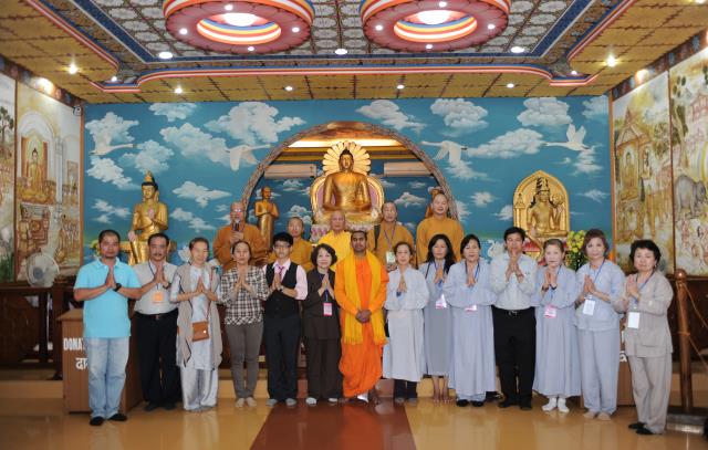 Đoàn Phật tử Hoa Kỳ, Cananda và Việt Nam hành hương đất Phật