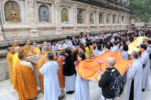 Đoàn Phật tử Hoa Kỳ, Cananda và Việt Nam hành hương đất Phật