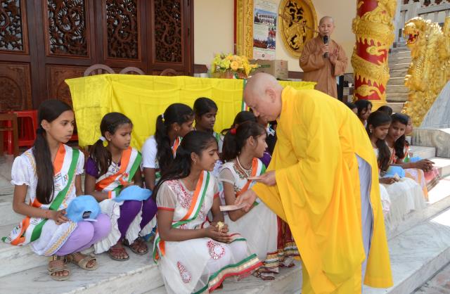 Đoàn Phật tử Hoa Kỳ, Cananda và Việt Nam hành hương đất Phật