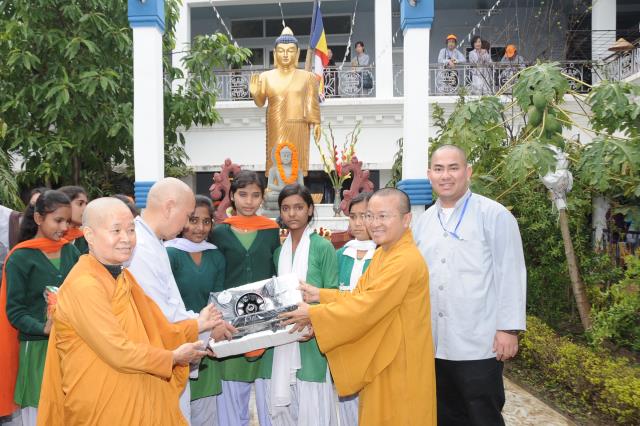Đoàn Phật tử Hoa Kỳ, Cananda và Việt Nam hành hương đất Phật