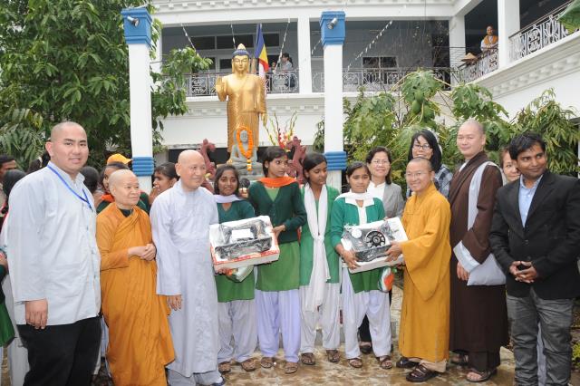 Đoàn Phật tử Hoa Kỳ, Cananda và Việt Nam hành hương đất Phật