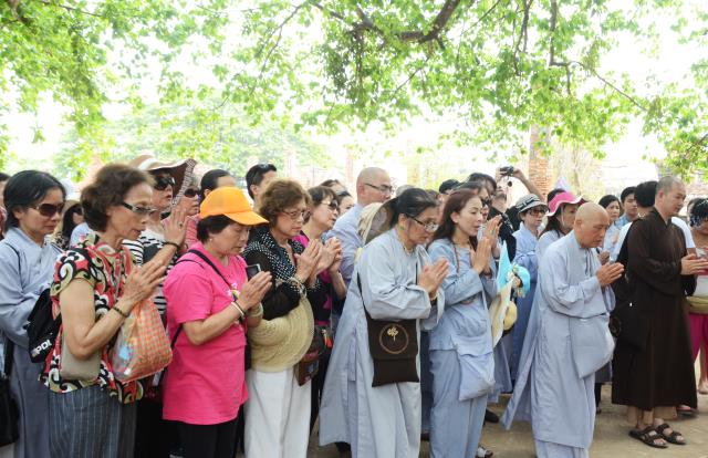 Đoàn Phật tử Hoa Kỳ, Cananda và Việt Nam hành hương đất Phật