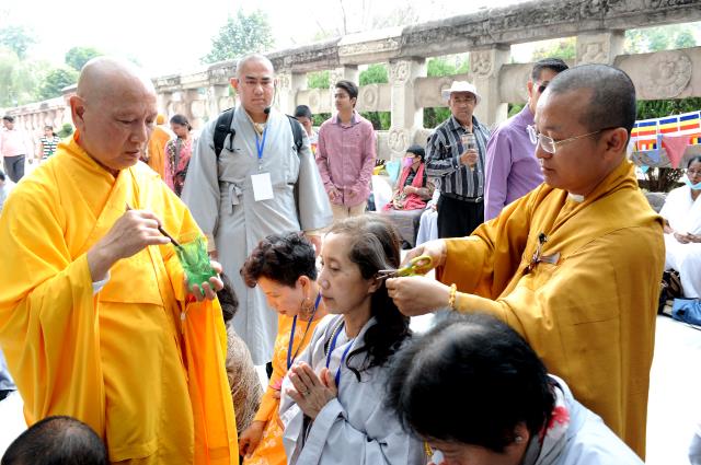Đoàn Phật tử Hoa Kỳ, Cananda và Việt Nam hành hương đất Phật