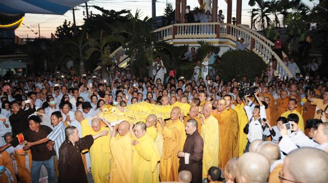Chùm ảnh: Lễ nhập kim quan và phát tang ĐLHT Thích Trí Tịnh