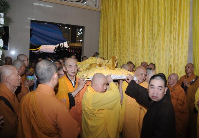 Chùm ảnh: Lễ nhập kim quan và phát tang ĐLHT Thích Trí Tịnh
