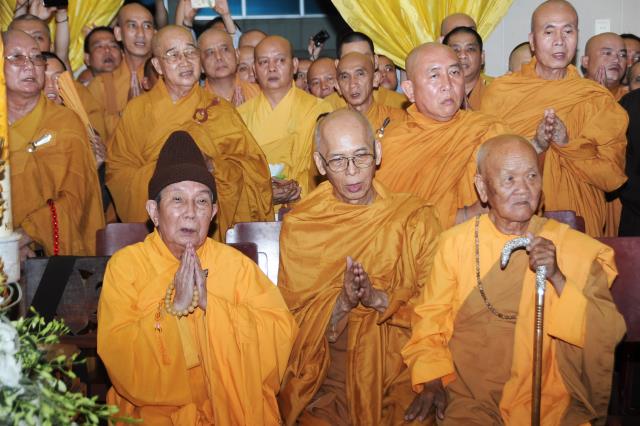 Chùm ảnh: Lễ nhập kim quan và phát tang ĐLHT Thích Trí Tịnh