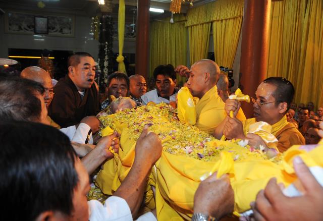 Chùm ảnh: Lễ nhập kim quan và phát tang ĐLHT Thích Trí Tịnh