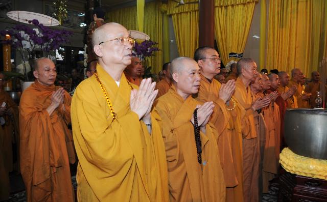 Chùm ảnh: Lễ nhập kim quan và phát tang ĐLHT Thích Trí Tịnh