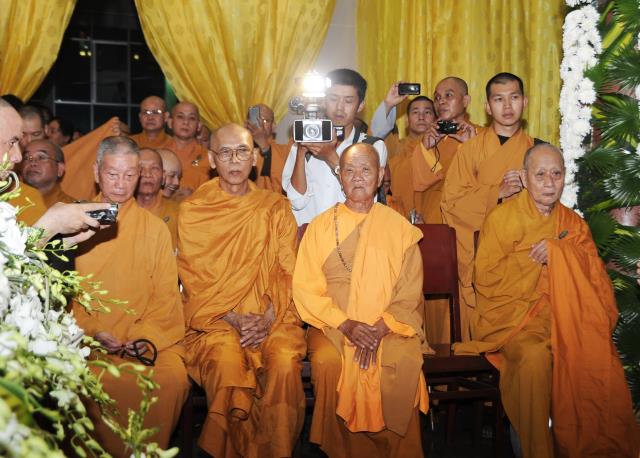 Chùm ảnh: Lễ nhập kim quan và phát tang ĐLHT Thích Trí Tịnh