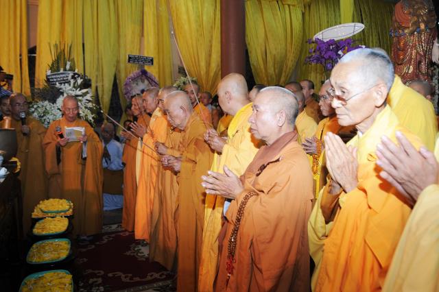 Chùm ảnh: Lễ nhập kim quan và phát tang ĐLHT Thích Trí Tịnh
