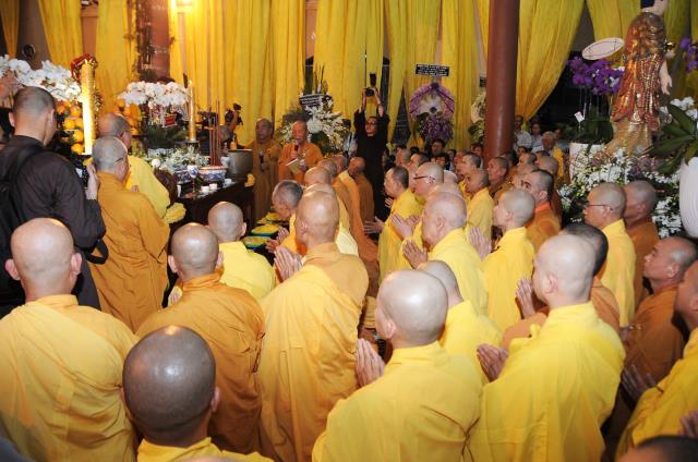 Chùm ảnh: Lễ nhập kim quan và phát tang ĐLHT Thích Trí Tịnh