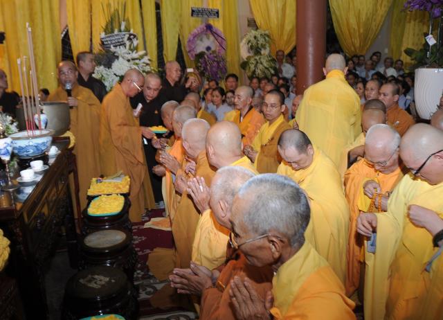 Chùm ảnh: Lễ nhập kim quan và phát tang ĐLHT Thích Trí Tịnh