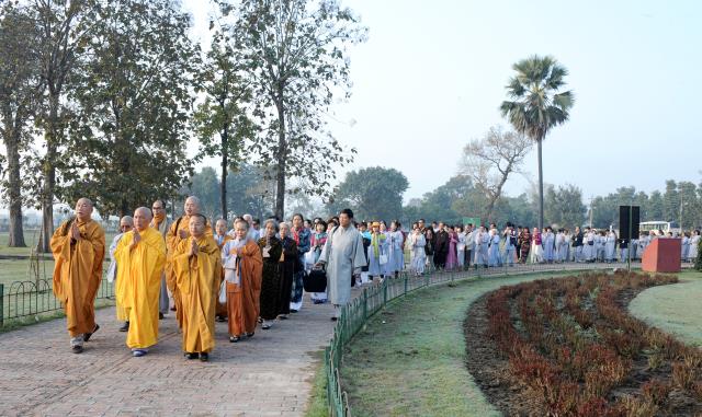 Đoàn Phật tử Hoa Kỳ, Cananda và Việt Nam hành hương đất Phật