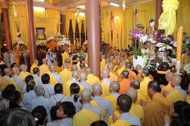 Chùm ảnh: Lễ nhập kim quan và phát tang ĐLHT Thích Trí Tịnh