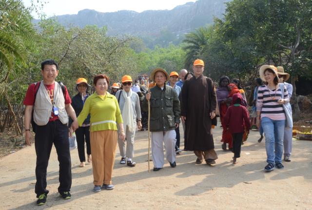 Đoàn Phật tử Hoa Kỳ, Cananda và Việt Nam hành hương đất Phật