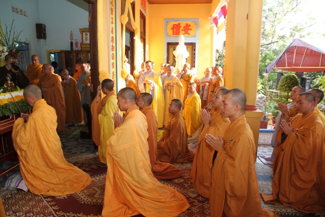 Hỉnh ảnh Lễ nhập kim quang cố Hòa Thượng Thích Đổng Quang