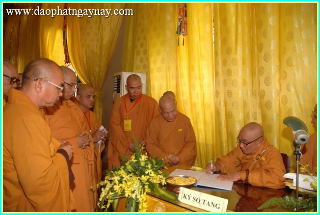 Chùm ảnh: Các phái đoàn viếng tang lễ ĐLHT. Thích Trí Tịnh ngày 30-03-2014