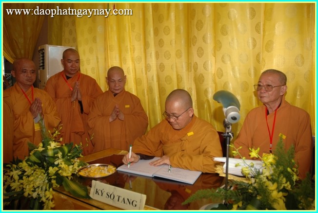 Chùm ảnh: Các phái đoàn viếng tang lễ ĐLHT. Thích Trí Tịnh ngày 30-03-2014