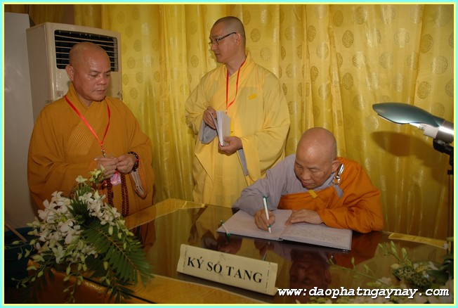 Chùm ảnh: Các phái đoàn viếng Giác linh ĐLHT. Thích Trí Tịnh buổi sáng ngày 01-04-2014