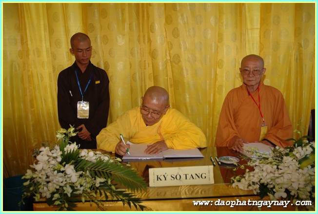 Chùm ảnh: Các phái đoàn viếng Giác linh ĐLHT. Thích Trí Tịnh buổi sáng ngày 01-04-2014