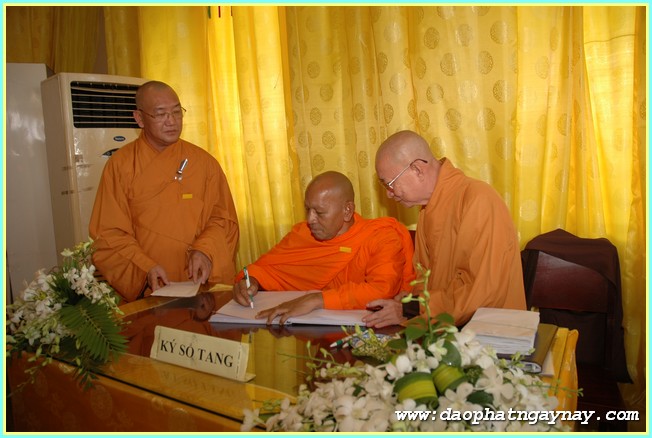 Chùm ảnh: Các phái đoàn viếng Giác linh ĐLHT. Thích Trí Tịnh buổi sáng ngày 01-04-2014