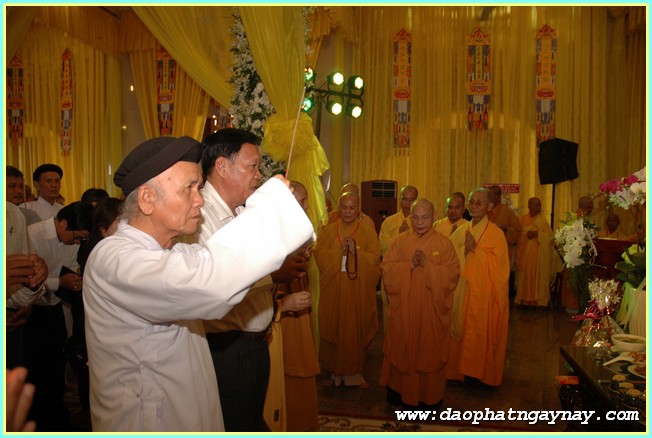 Chùm ảnh: Các phái đoàn viếng Giác linh ĐLHT. Thích Trí Tịnh buổi sáng ngày 01-04-2014