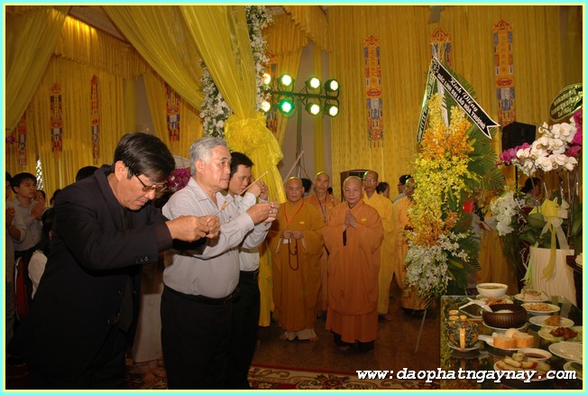 Chùm ảnh: Các phái đoàn viếng Giác linh ĐLHT. Thích Trí Tịnh buổi sáng ngày 01-04-2014