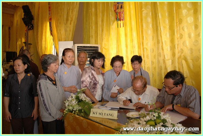 Chùm ảnh: Các phái đoàn viếng Giác linh ĐLHT. Thích Trí Tịnh buổi sáng ngày 01-04-2014