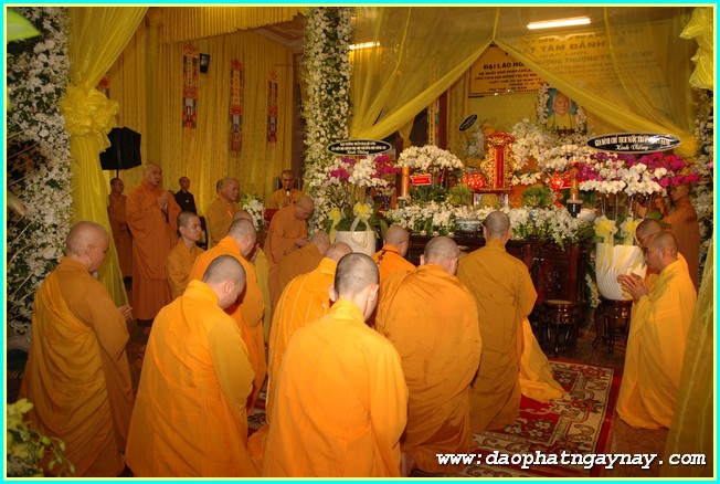 Chùm ảnh: Các phái đoàn viếng Giác linh ĐLHT. Thích Trí Tịnh buổi sáng ngày 02-04-2014