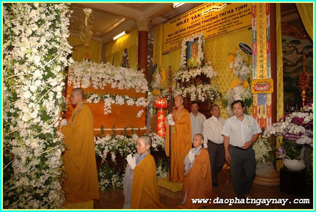 Chùm ảnh: Các phái đoàn viếng Giác linh ĐLHT. Thích Trí Tịnh buổi sáng ngày 02-04-2014