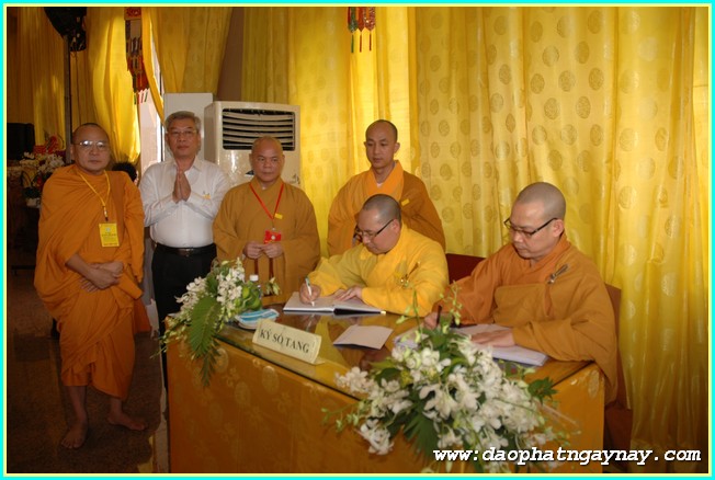 Chùm ảnh: Các phái đoàn viếng Giác linh ĐLHT. Thích Trí Tịnh buổi sáng ngày 02-04-2014