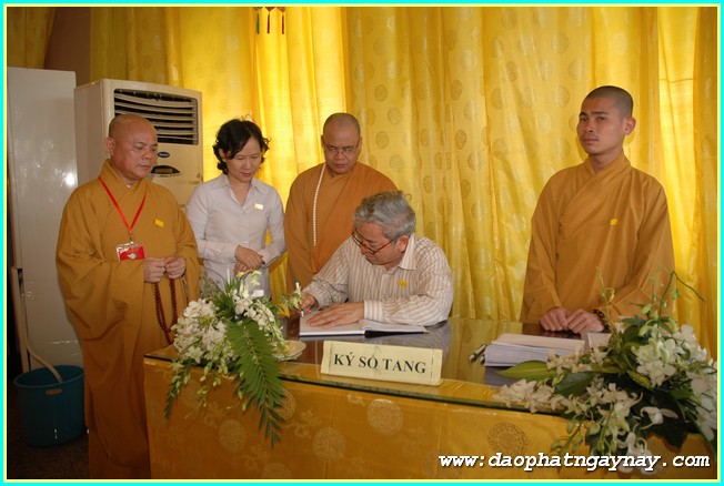 Chùm ảnh: Các phái đoàn viếng Giác linh ĐLHT. Thích Trí Tịnh buổi sáng ngày 02-04-2014