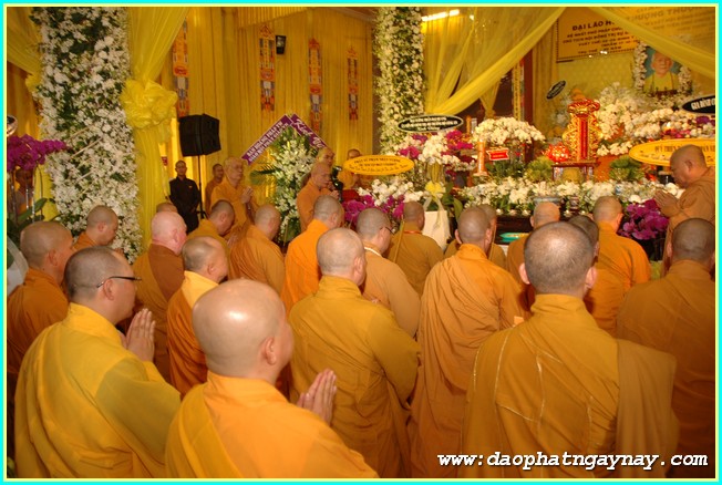 Chùm ảnh: Các phái đoàn viếng Giác linh ĐLHT. Thích Trí Tịnh buổi sáng ngày 02-04-2014