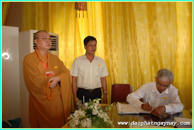 Chùm ảnh: Các phái đoàn viếng Giác linh ĐLHT. Thích Trí Tịnh buổi sáng ngày 02-04-2014