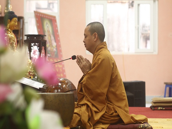 Hà Nội: Tụng kinh cầu siêu và cầu an cho các bé bị bệnh Sởi