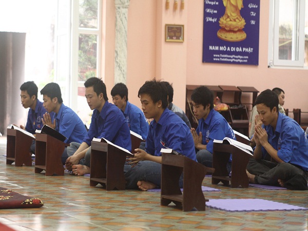 Hà Nội: Tụng kinh cầu siêu và cầu an cho các bé bị bệnh Sởi
