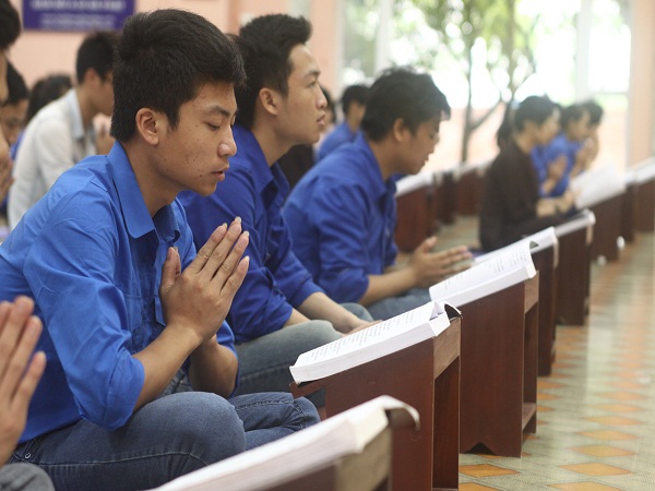 Hà Nội: Tụng kinh cầu siêu và cầu an cho các bé bị bệnh Sởi