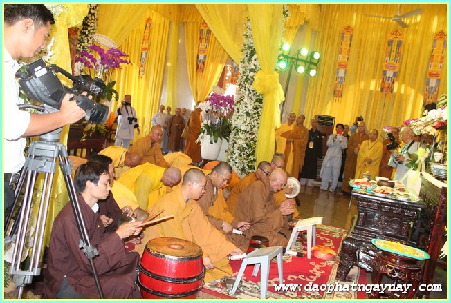 Chùm ảnh: Các phái đoàn viếng Giác linh ĐLHT. Thích Trí Tịnh buổi sáng ngày 01-04-2014