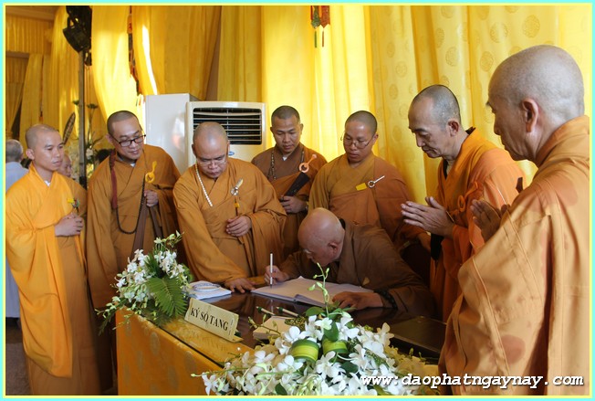 Chùm ảnh: Các phái đoàn viếng Giác linh ĐLHT. Thích Trí Tịnh buổi sáng ngày 01-04-2014