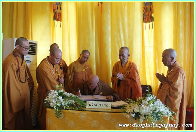Chùm ảnh: Các phái đoàn viếng Giác linh ĐLHT. Thích Trí Tịnh buổi sáng ngày 01-04-2014